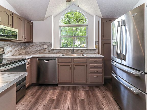 4th image of 1002 Woodlake Village Dr