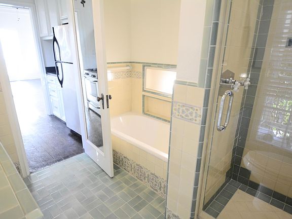 4th image of 555 N Rossmore Ave APT 205