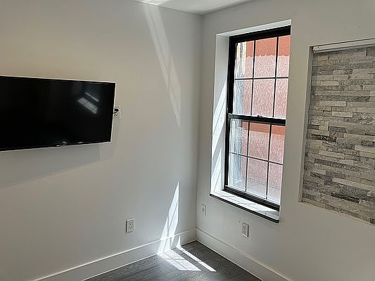 4th image of 65 Seaman Ave APT 3F