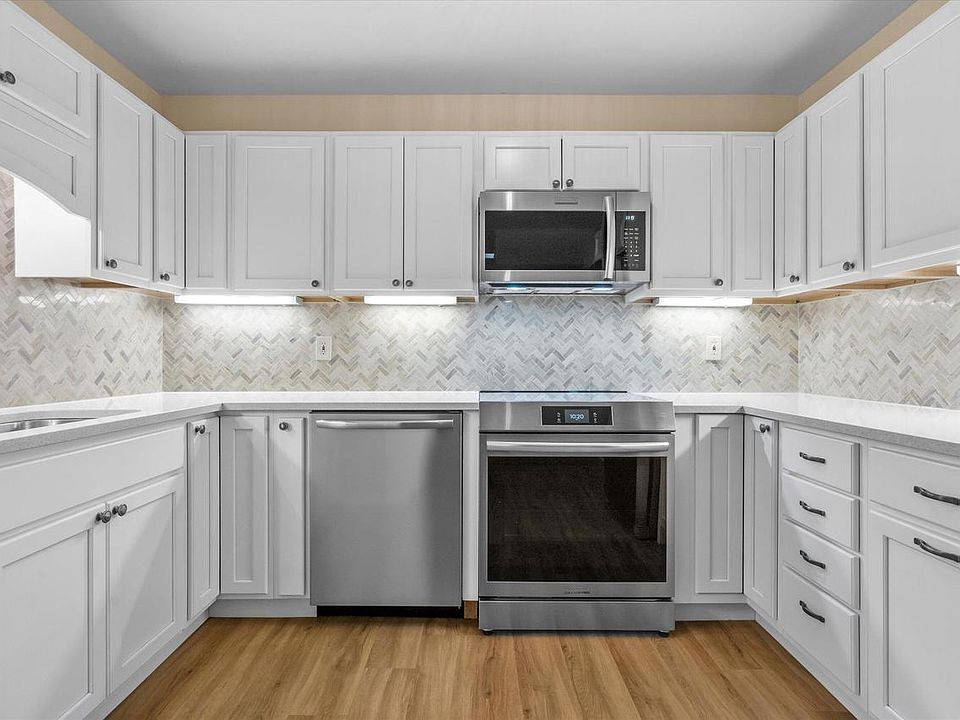 1st image of 425 West Willow COURT #211