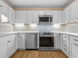 425 W Willow Ct APT 211, Milwaukee, WI 53217