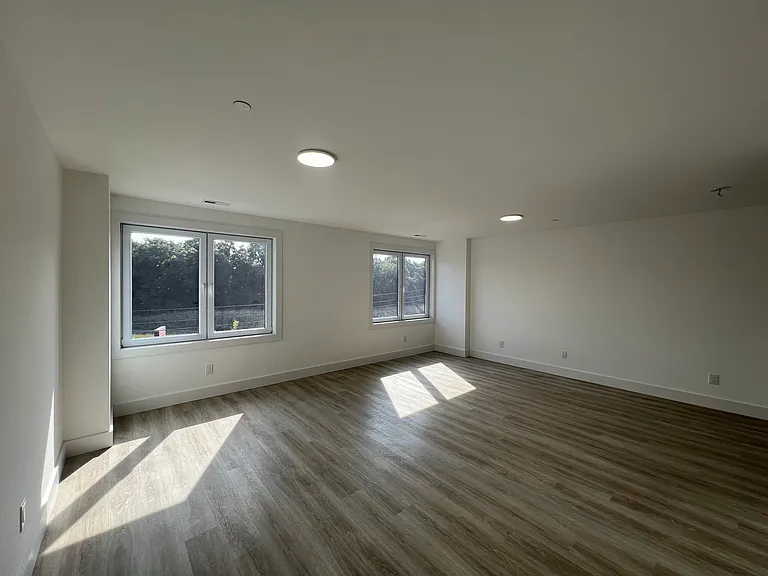 211 Ferry Blvd — Photo 22