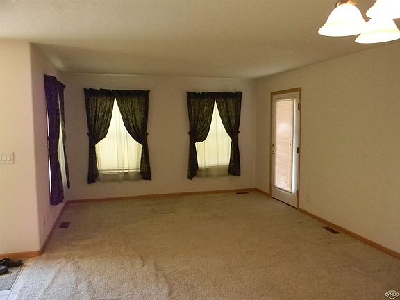 5th image of 515 Bluffs Dr
