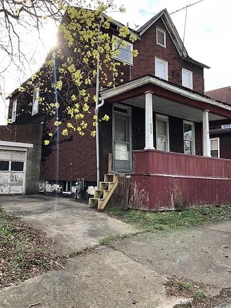 1009 Summit St photo 1