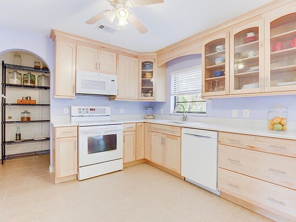 5th image of 704 SW 1st Ct