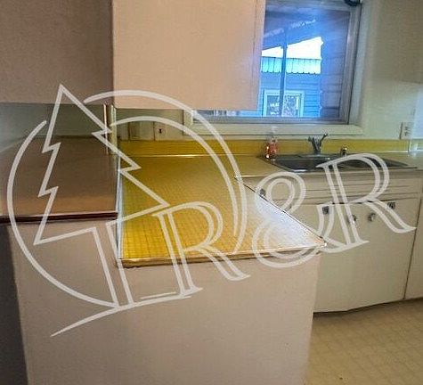 4th image of 3031 Willamette St