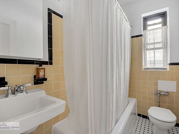 5th image of 251 Seaman Ave APT 6C
