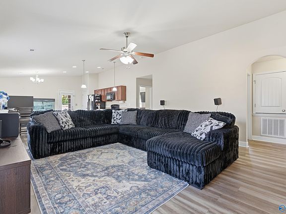 5th image of 265 Valleyside Dr