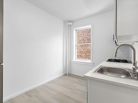 3rd image of 137 Kensington Ave APT 203