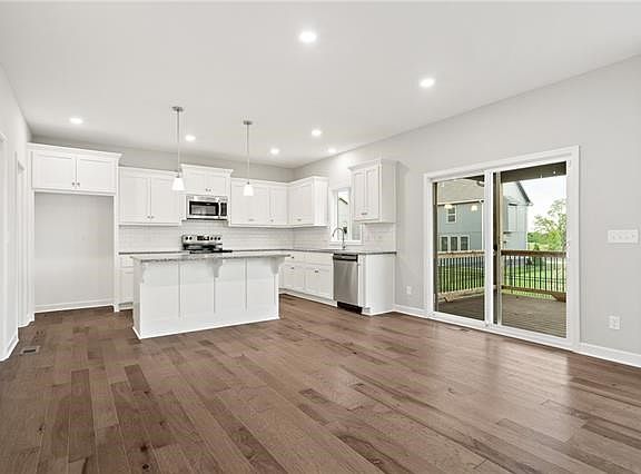 5th image of 1001 NE Ravenwood Ter
