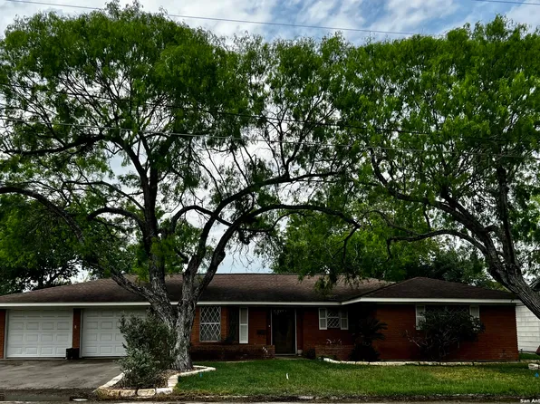 206 W South Line St, Karnes City, TX 78118