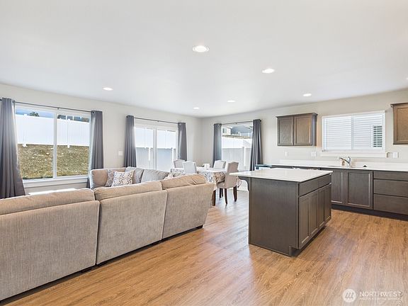 3rd image of 2417 3rd Street SE