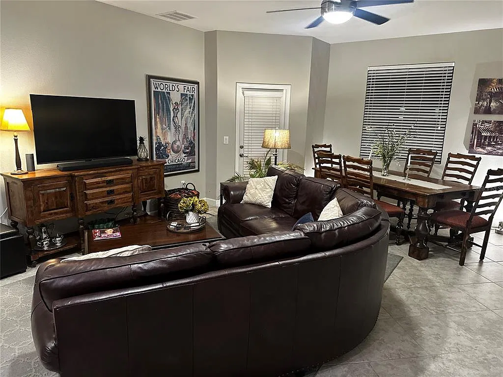 4 bed, 2.5 bath, 2251 sqft, $2,650 — Photo 4