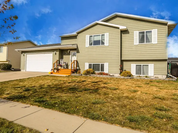 1420 Plum Ln, Aberdeen, SD 57401