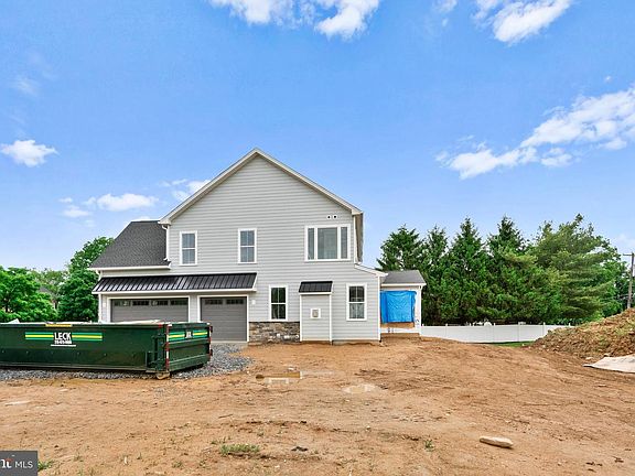4th image of 1055 Garey Dr