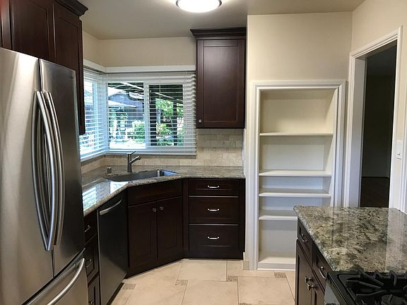 5th image of 715 Roble Ave APT 1