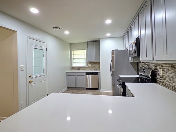 4th image of 104 Tew Ct