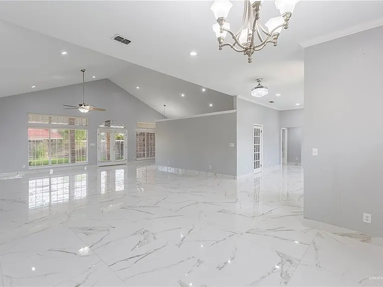 2110 Pecos St — Photo 3