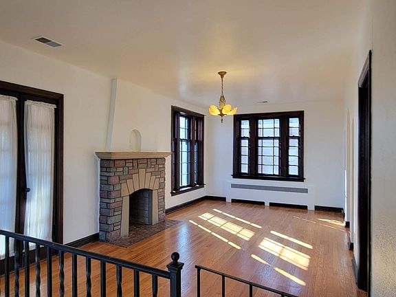 3rd image of 3351A Lawn Ave
