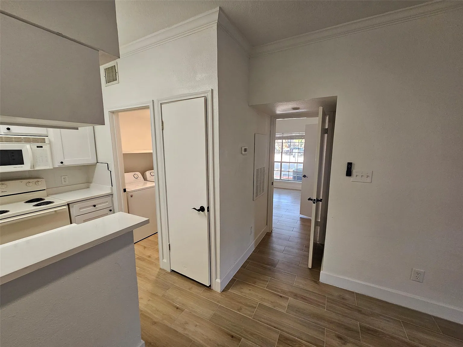 2 bed, 1.0 bath, 841 sqft, $1,300 — Photo 4