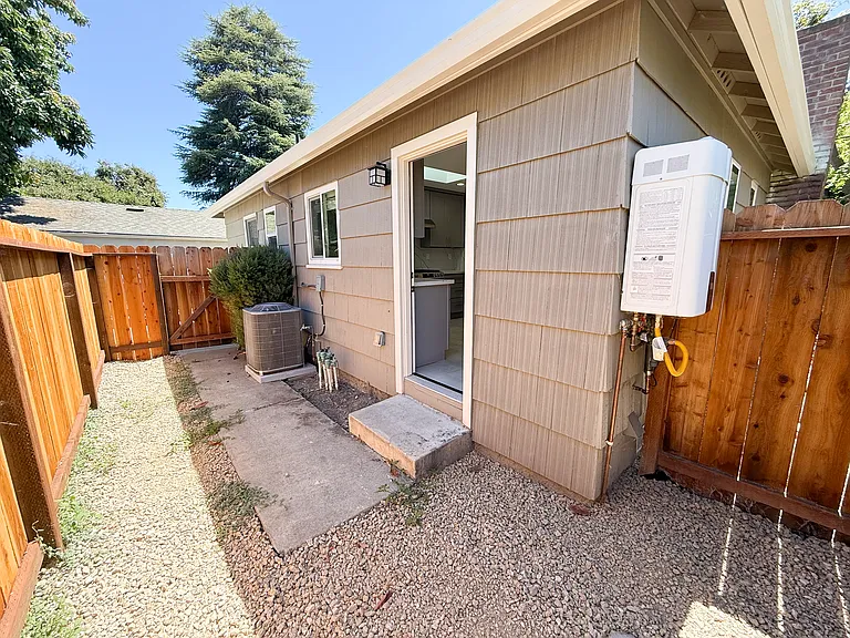 445 Alviso St — Photo 14