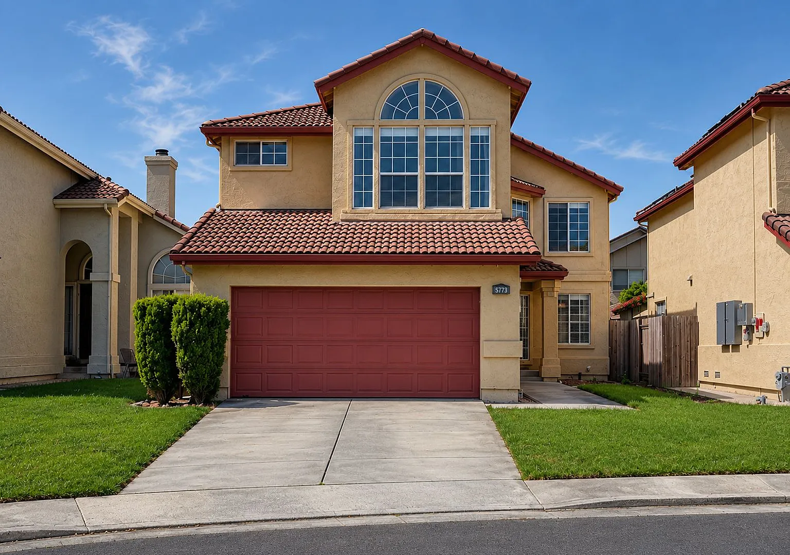 Spacious two-story 4 bed 3 bath home in Lawler Ranch — Photo 1