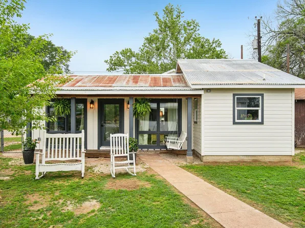 801 1/2 Bishop St, Smithville, TX 78957