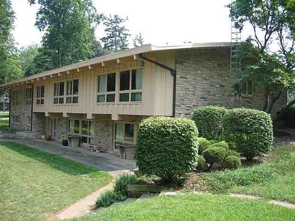 3rd image of 802 E Vistula St