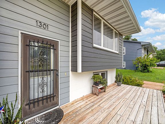 4th image of 1301 Meadow Dr