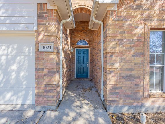 4th image of 1021 Maidenhair Ln