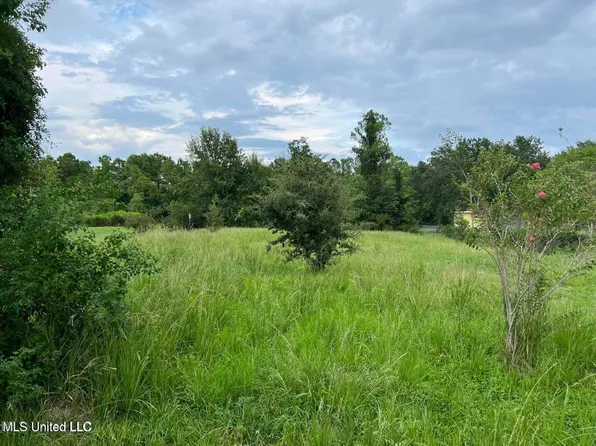 118 Waveland Ave, Waveland, MS 39576