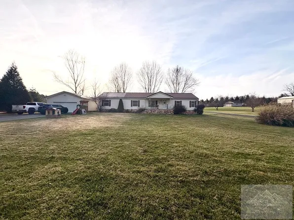 138 Colonial Manor Dr, Jumping Branch, WV 25969