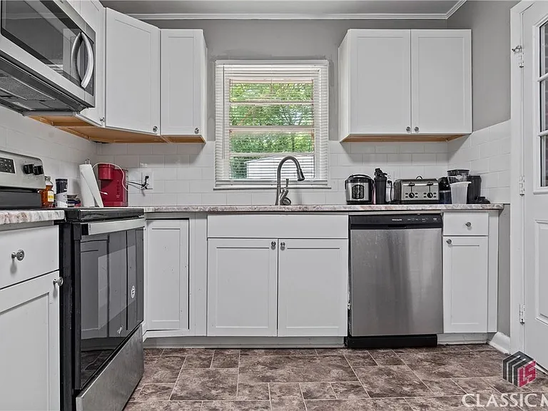 135 Hillside St — Photo 3