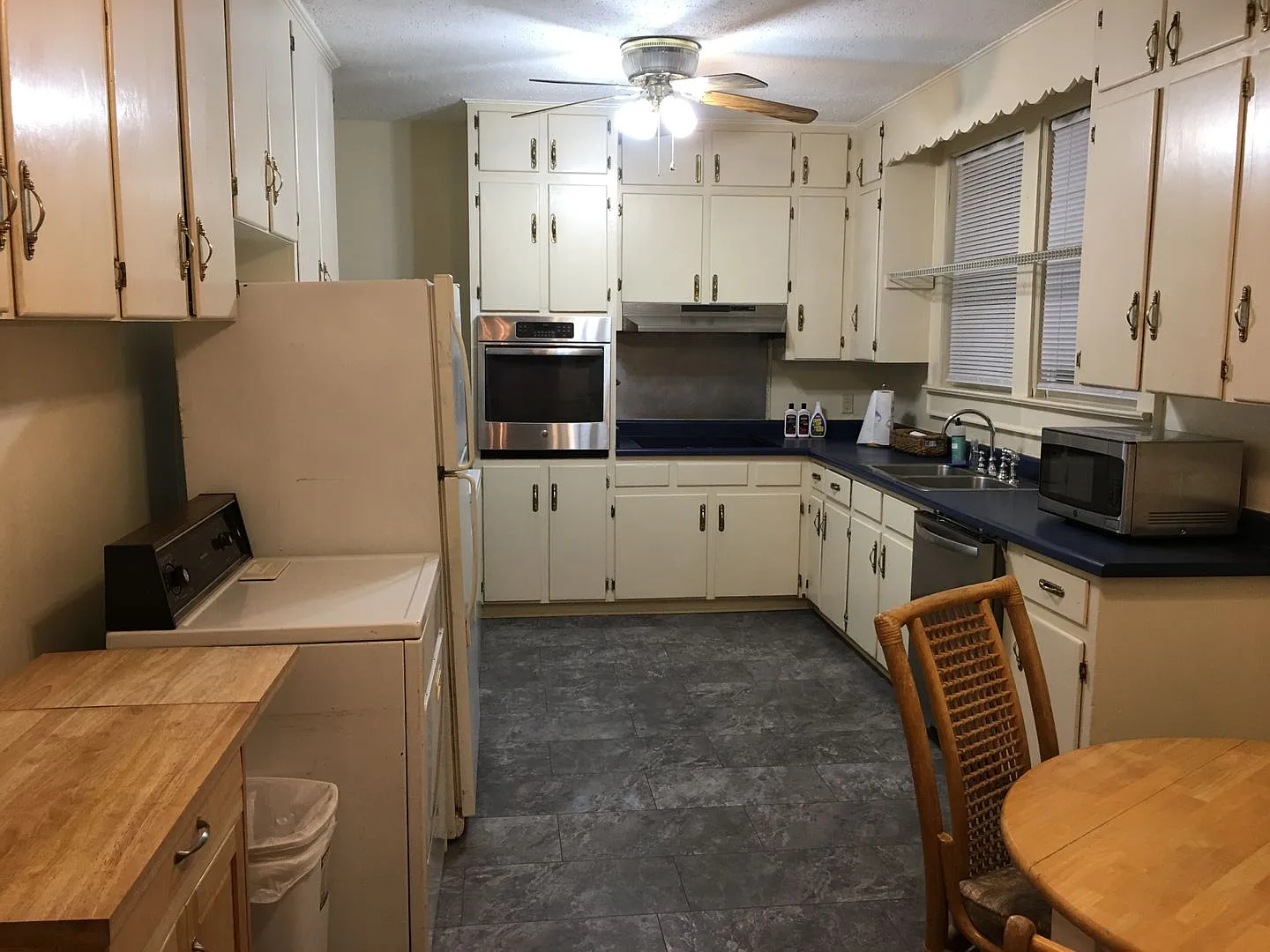 4 Bedrooms and 3 Full Baths House plus garage apartment — Photo 3