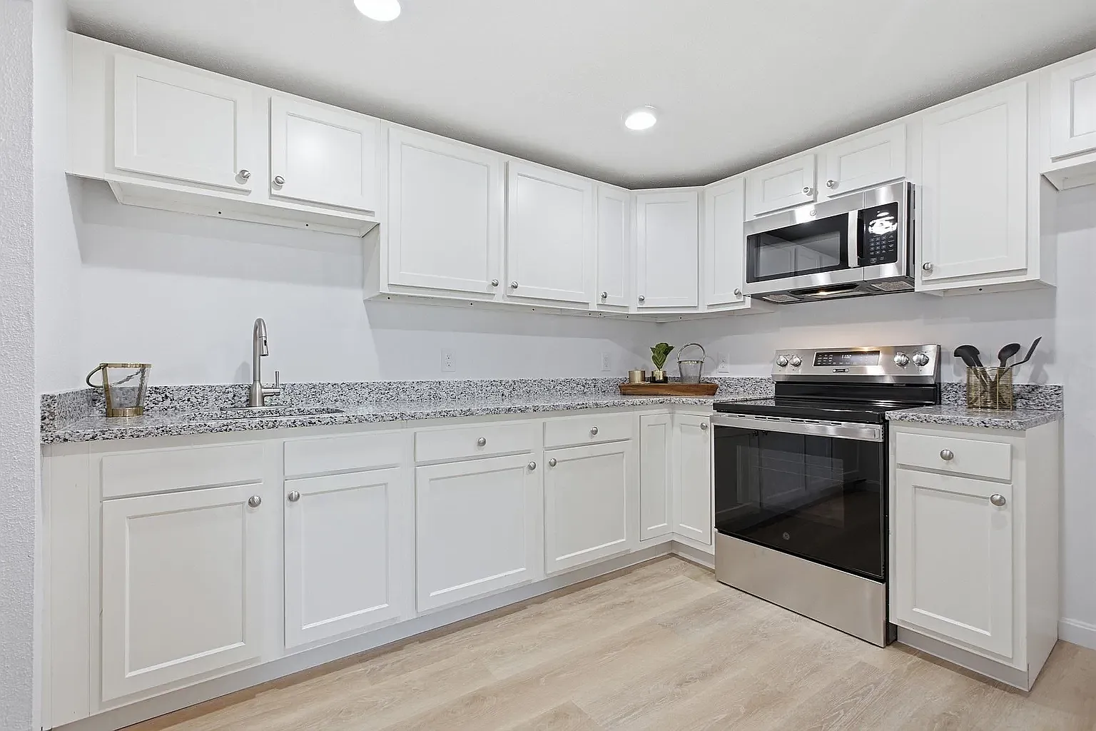 2 bed, 850 sqft, $2,600 — Photo 4