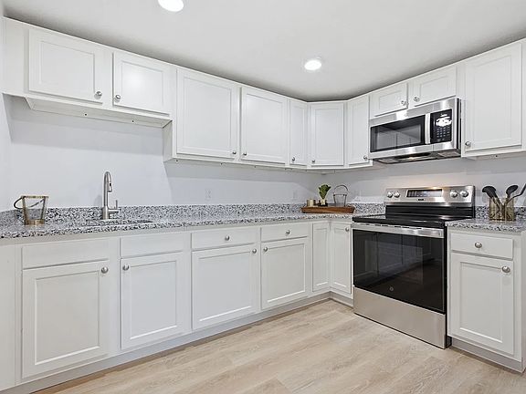 4th image of 14 Staten St #2