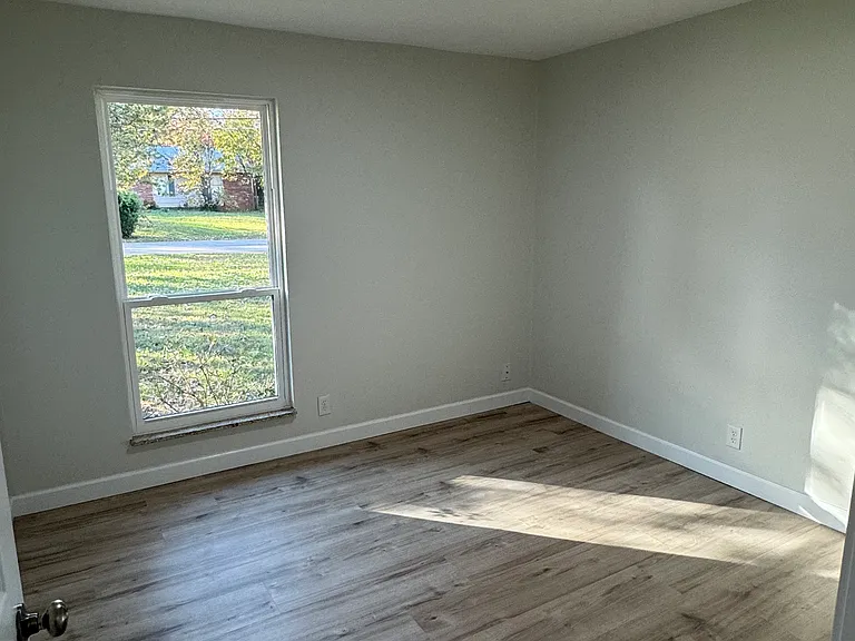 1140 Roswell Rd — Photo 9