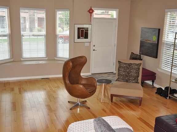 Oversized family room with plenty of room for entertaining