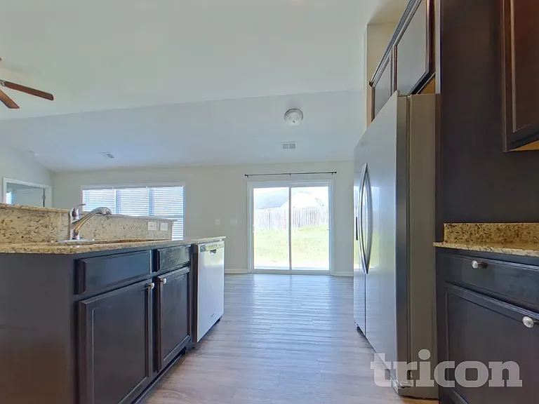 415 Finch Ln — Photo 4