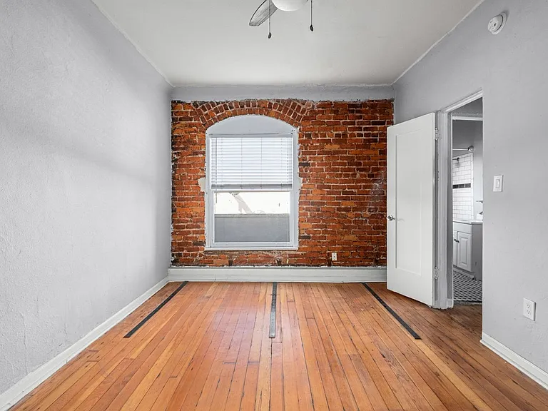 Normandie Summit | Cozy Studios and One Beds in Heart of LA — Photo 19