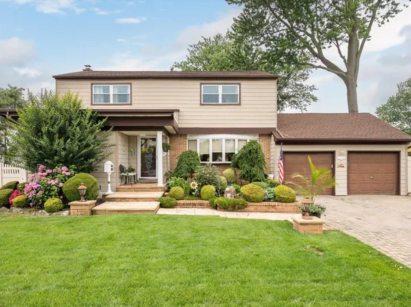 7 Crocus Drive, Massapequa, NY 11758