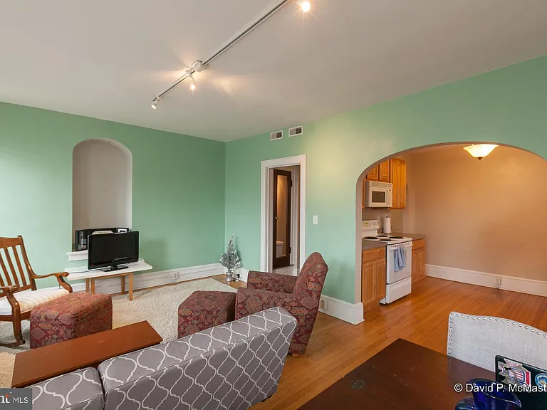 216 W King St — Photo 4