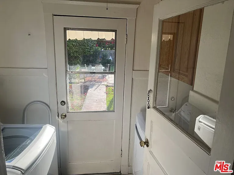 2931 Potomac Ave — Photo 13
