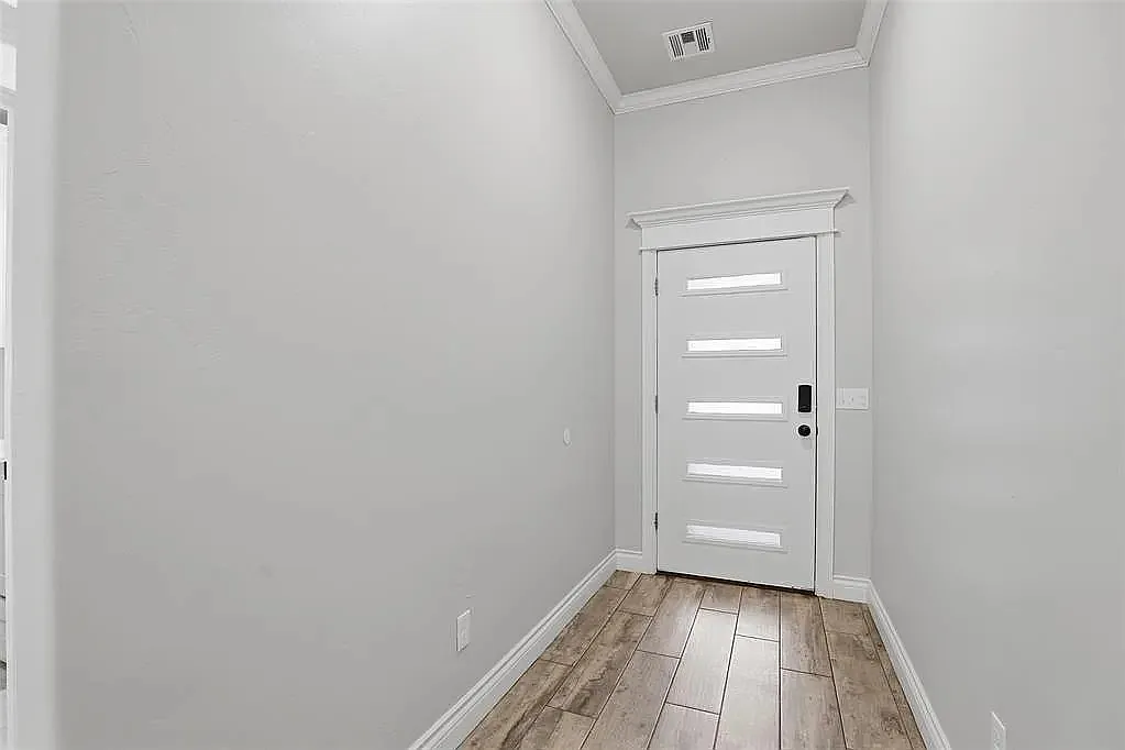 3 bed, 1999 sqft, $2,450 — Photo 4