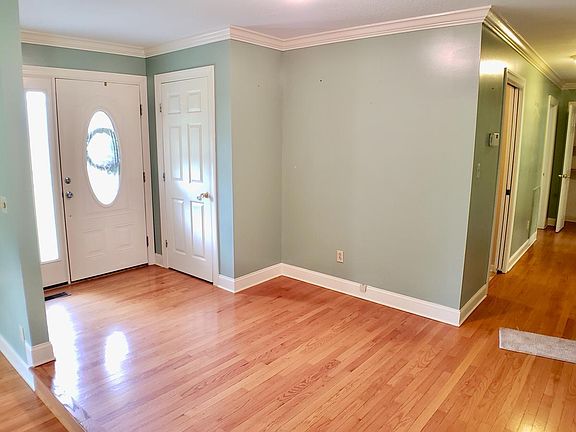 3rd image of 100 Parkway Ln