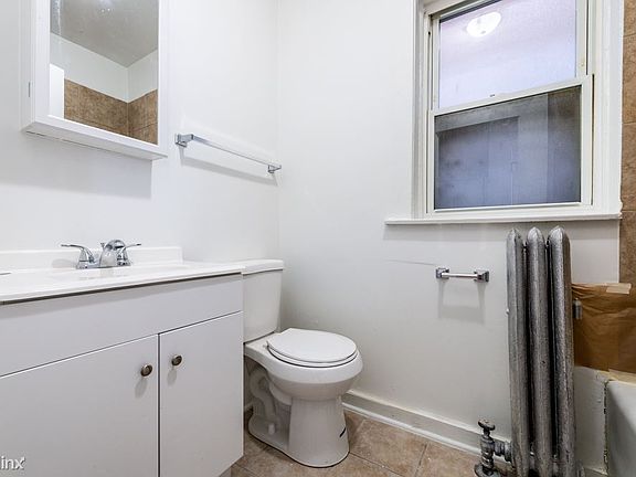 1415 W 80th St Apartments Chicago Bathroom_02