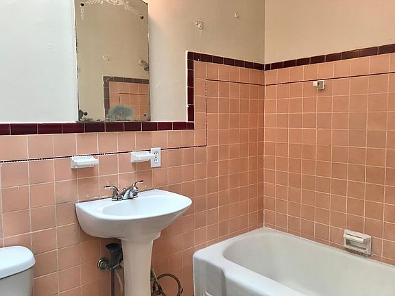 2nd image of 914 San Mateo Ave