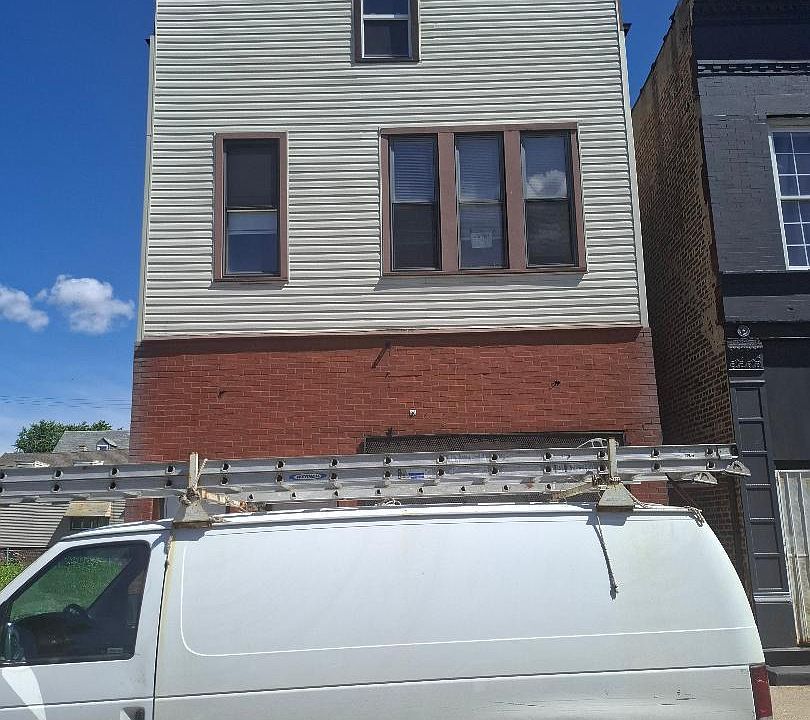 1st image of 1314 W 51st St