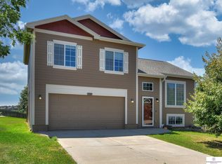 17107 Camden Cir, Omaha, NE 68116