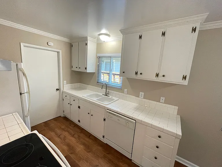 1615 Grace Ave #1615 — Photo 4
